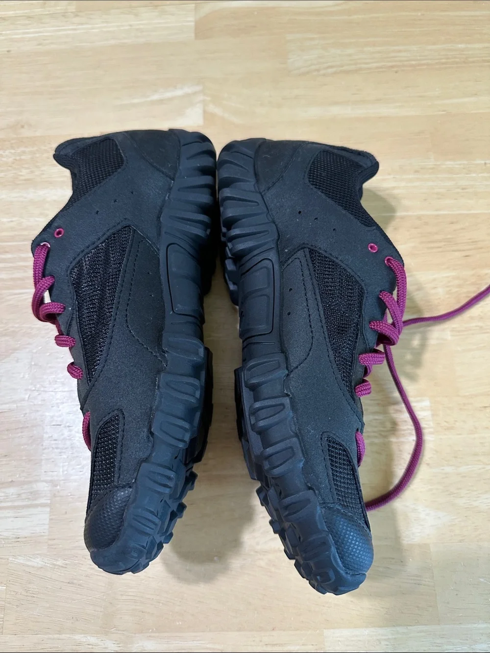 Giro Junction Women's Black Sneakers with Magenta Laces, size 8.5